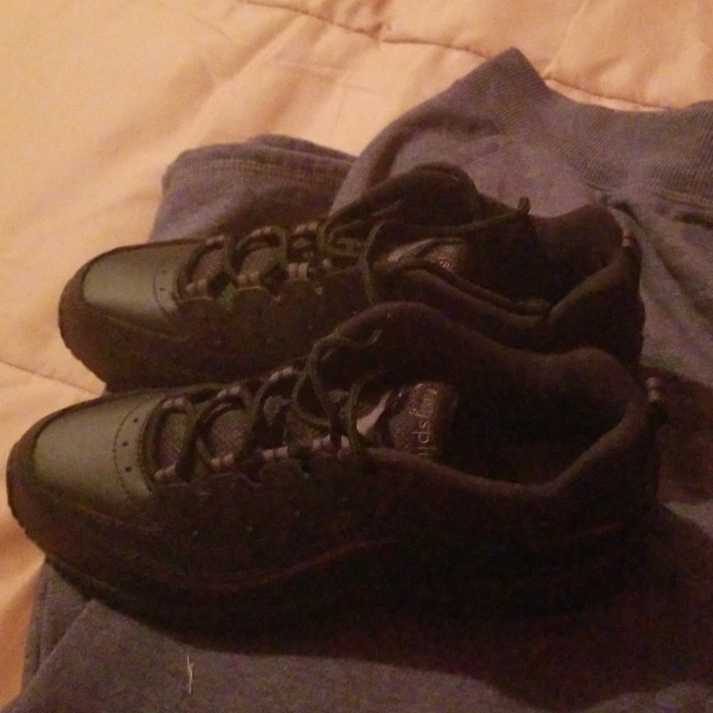 Tennis shoes